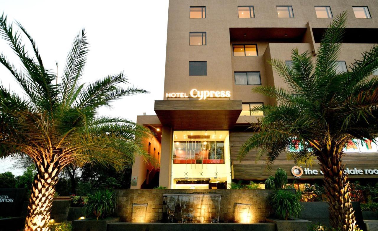 Hotel Cypress Nadiād Esterno foto